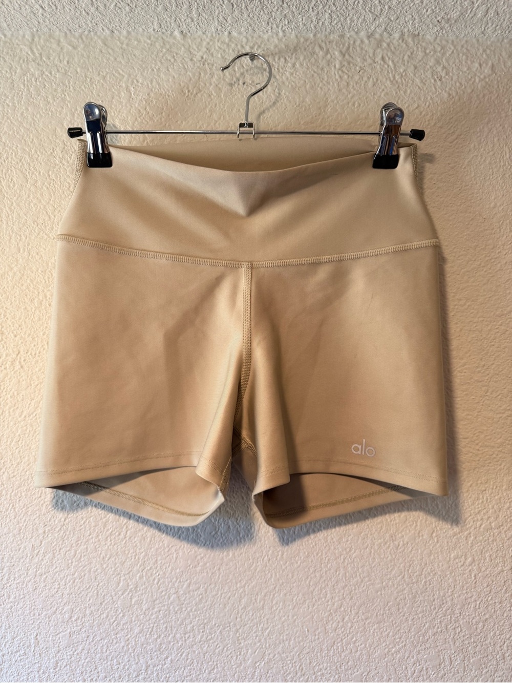 ALO Softsculpt 3” Yoga High-Rise Bike Shorts in Light Beige